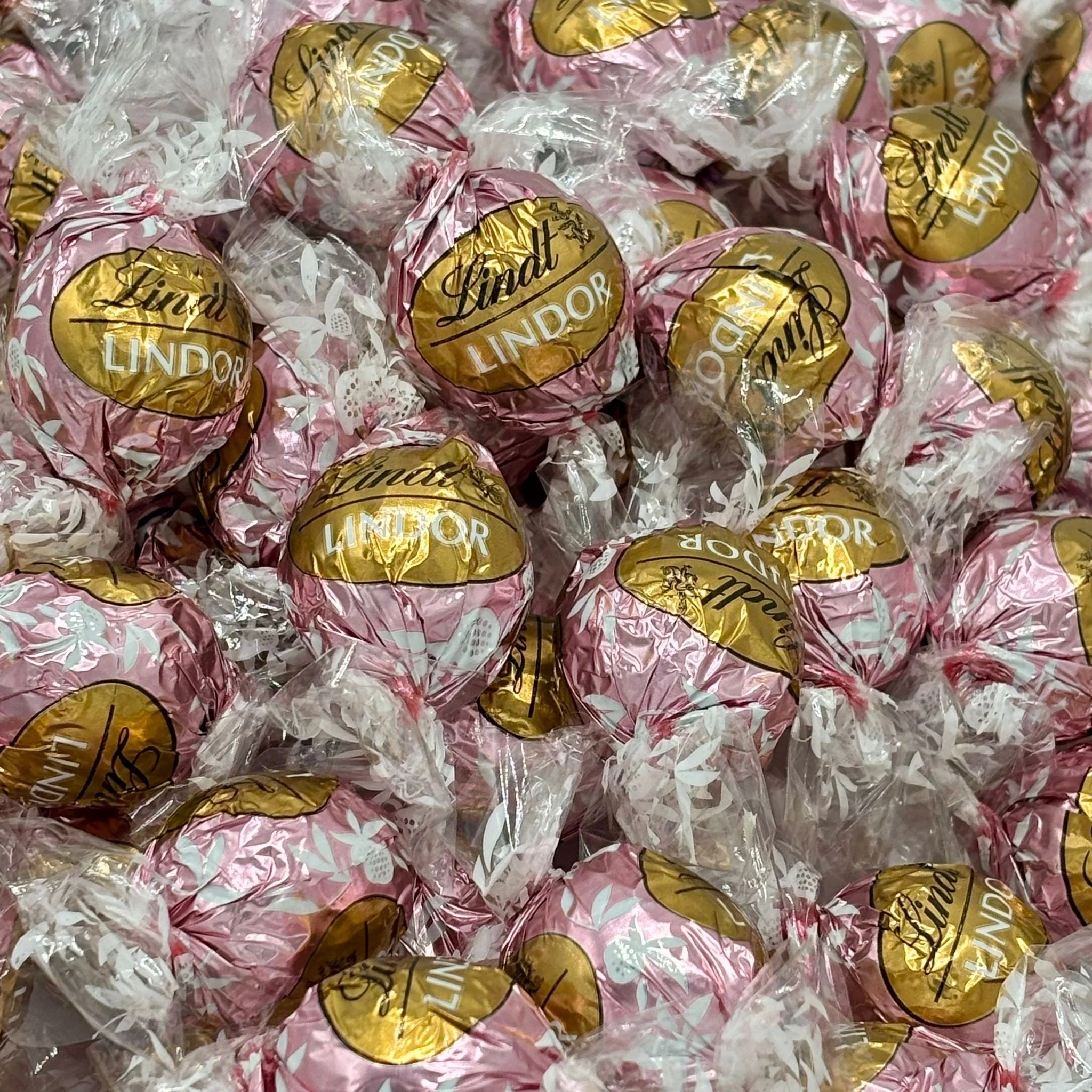 Lindt LINDOR Neapolitan White Chocolate Truffles – Bulk Value Bag - Image 3