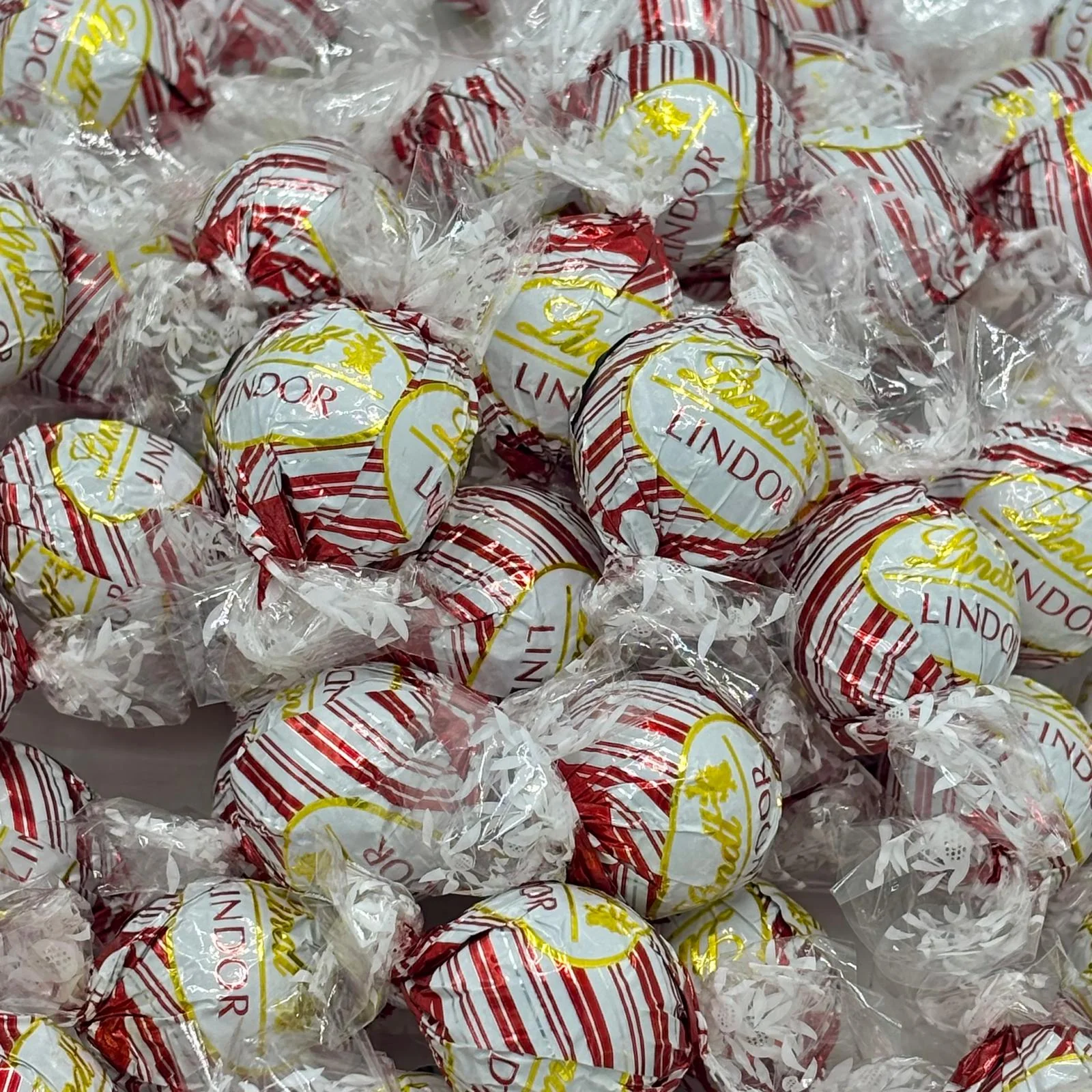Lindt LINDOR Peppermint White Chocolate Truffles – Bulk Value Bag - Image 3